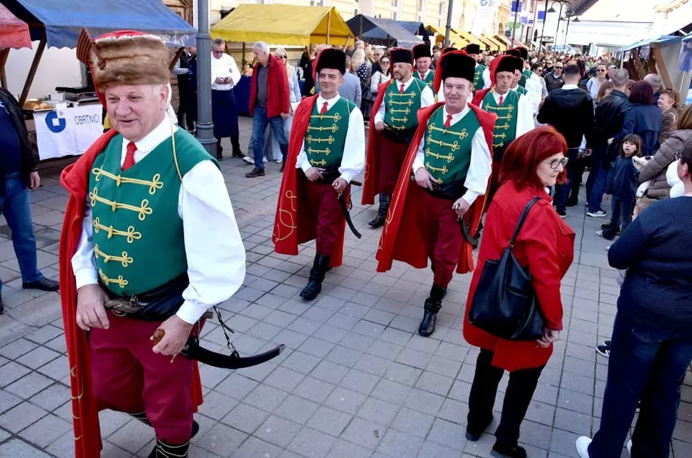 Povijesne postrojbe ponovno oživjele duh prošlih vremena u Požegi