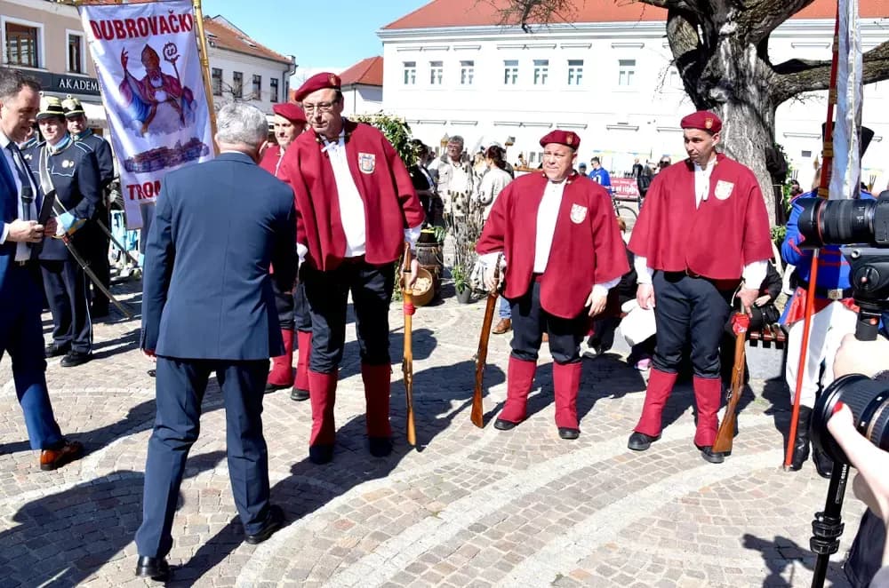 Povijesne postrojbe ponovno oživjele duh prošlih vremena u Požegi