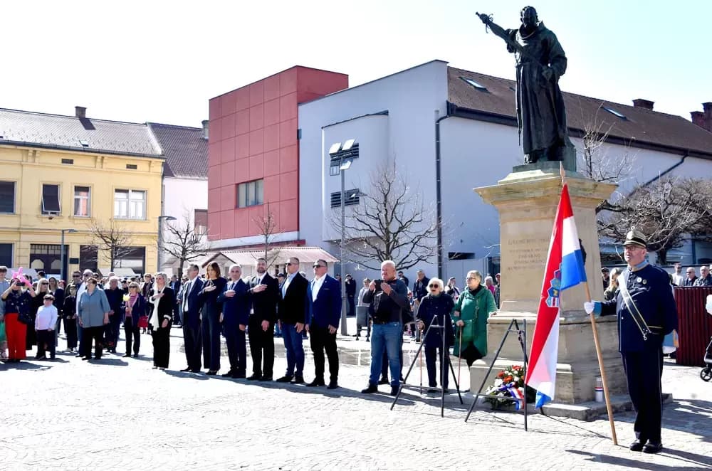 Povijesne postrojbe ponovno oživjele duh prošlih vremena u Požegi
