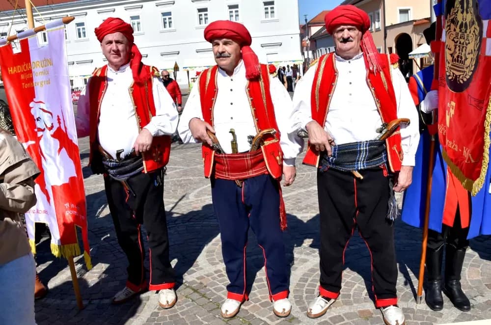 Povijesne postrojbe ponovno oživjele duh prošlih vremena u Požegi