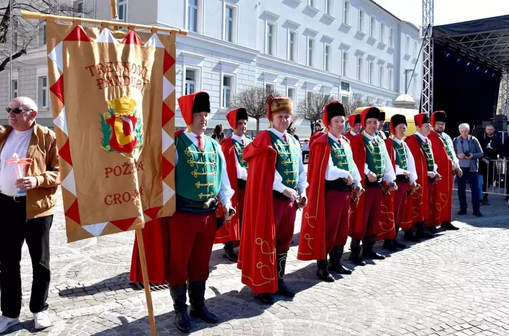 Povijesne postrojbe ponovno oživjele duh prošlih vremena u Požegi