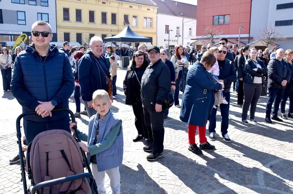 Povijesne postrojbe ponovno oživjele duh prošlih vremena u Požegi