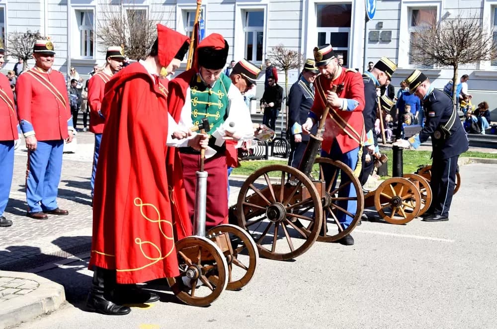 Povijesne postrojbe ponovno oživjele duh prošlih vremena u Požegi