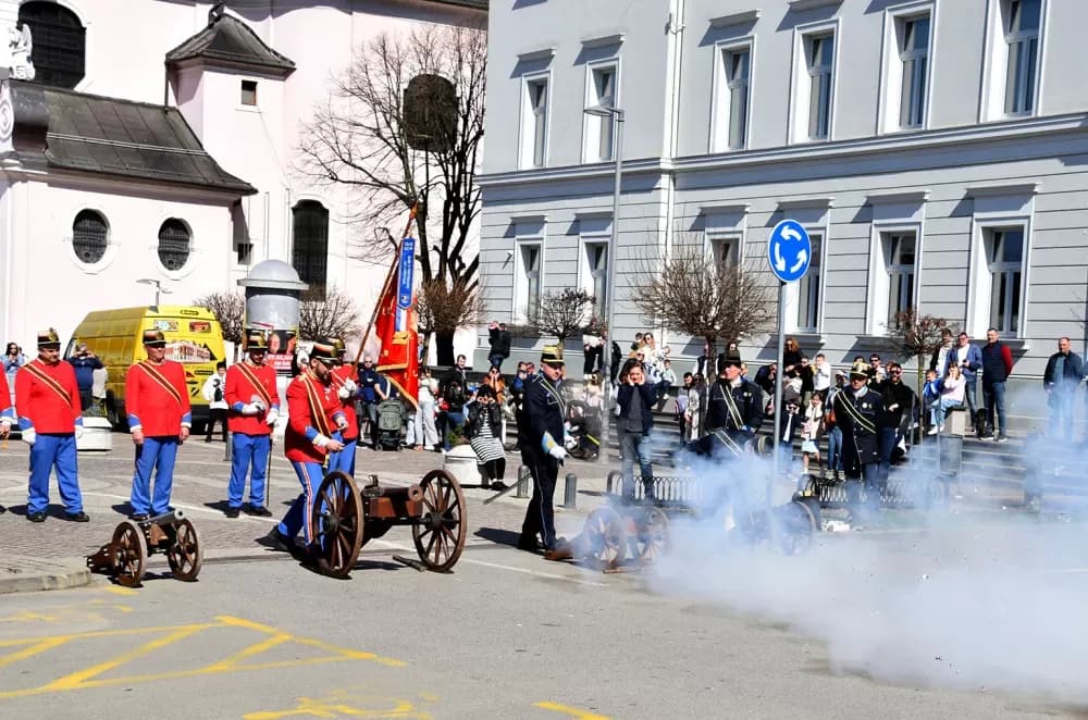 Povijesne postrojbe ponovno oživjele duh prošlih vremena u Požegi