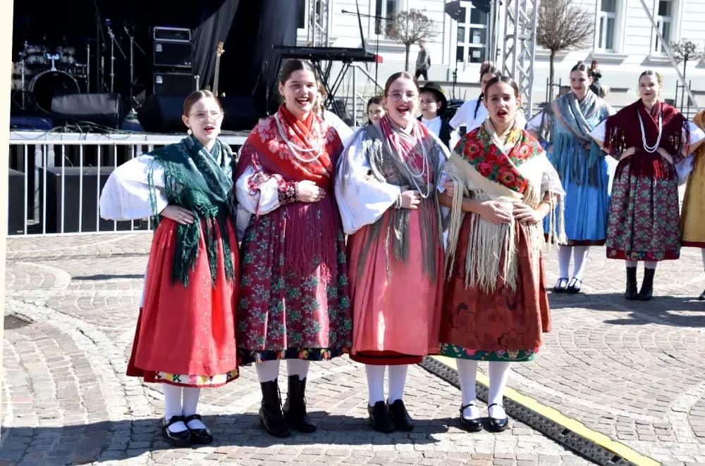 Povijesne postrojbe ponovno oživjele duh prošlih vremena u Požegi