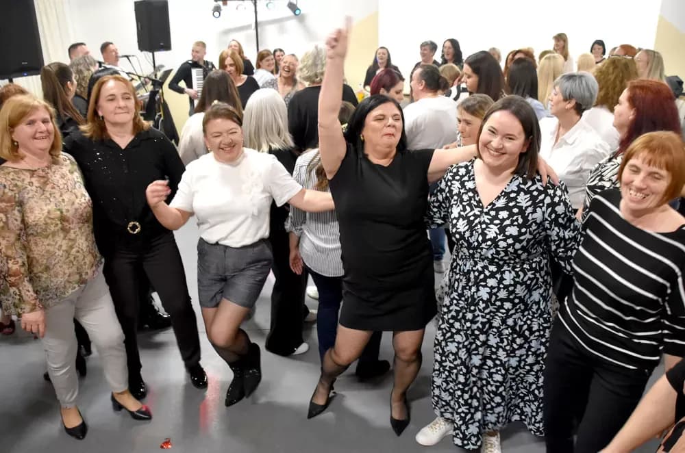 ZABAVNA VEČER U TEKIĆU: Više od stotinu žena plesalo za obnovu mjesne kapele