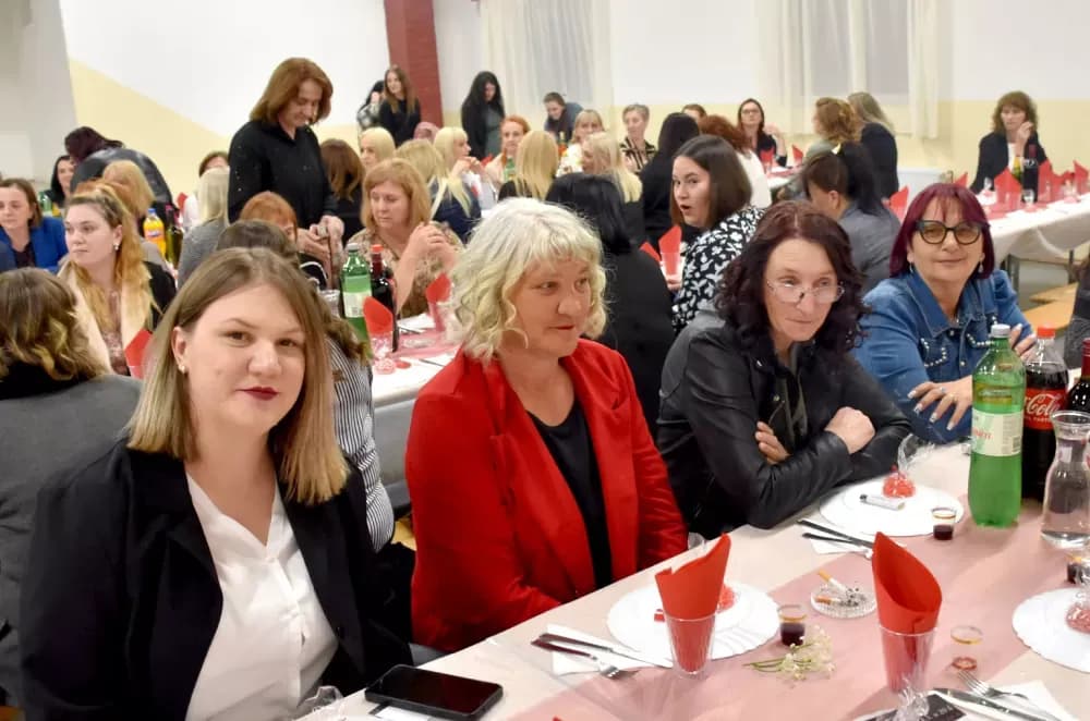 ZABAVNA VEČER U TEKIĆU: Više od stotinu žena plesalo za obnovu mjesne kapele