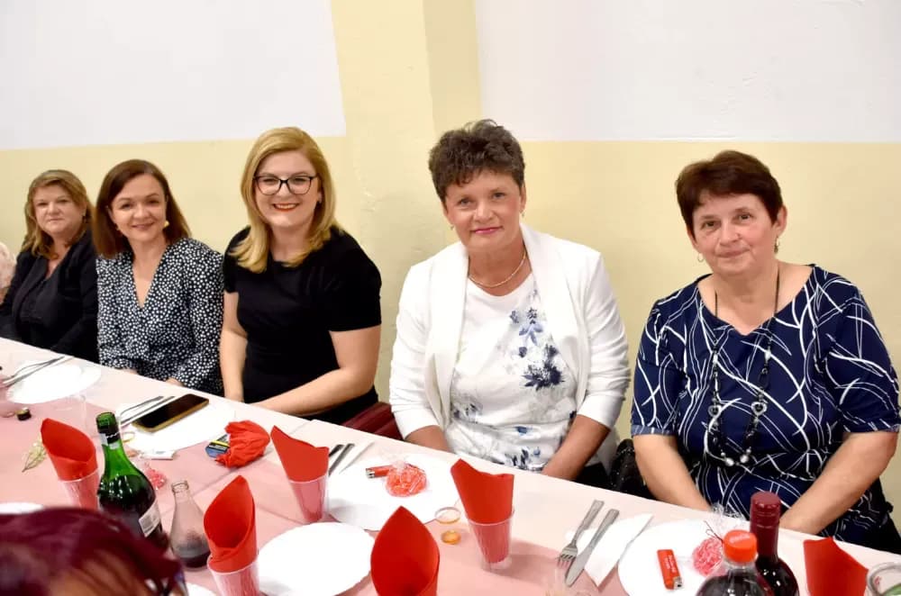 ZABAVNA VEČER U TEKIĆU: Više od stotinu žena plesalo za obnovu mjesne kapele