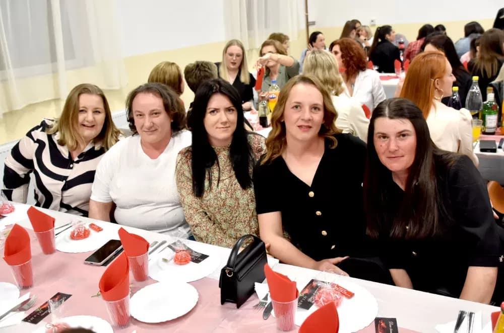 ZABAVNA VEČER U TEKIĆU: Više od stotinu žena plesalo za obnovu mjesne kapele