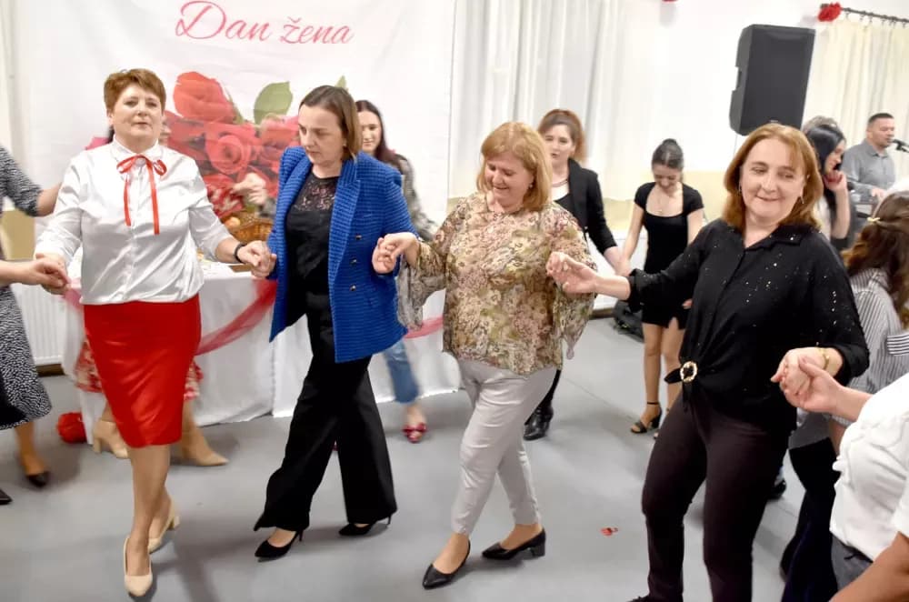ZABAVNA VEČER U TEKIĆU: Više od stotinu žena plesalo za obnovu mjesne kapele