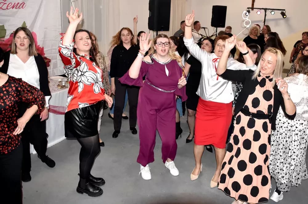 ZABAVNA VEČER U TEKIĆU: Više od stotinu žena plesalo za obnovu mjesne kapele