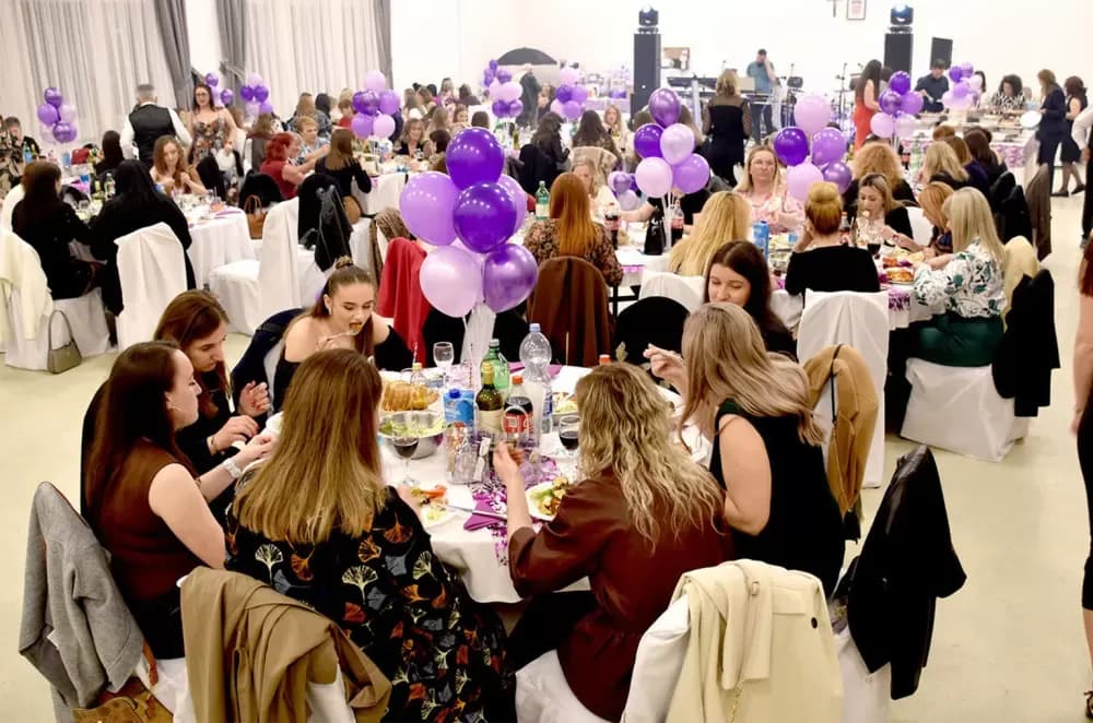 Veličke odbojkašice sa 200 kolegica slavile Dan žena, a dio prihoda daju humanitarno
