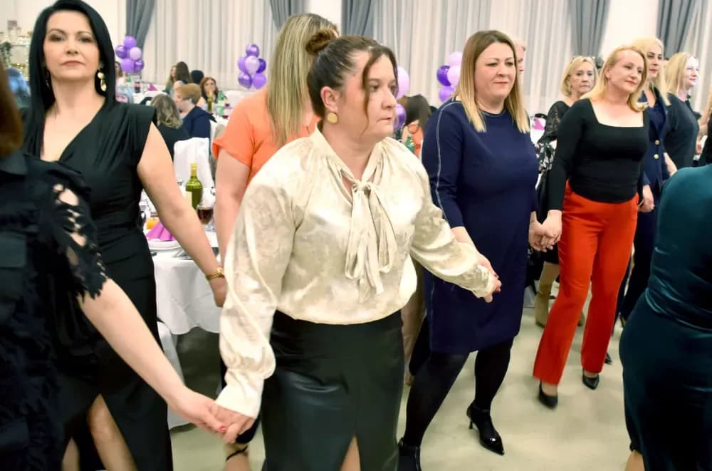 Veličke odbojkašice sa 200 kolegica slavile Dan žena, a dio prihoda daju humanitarno