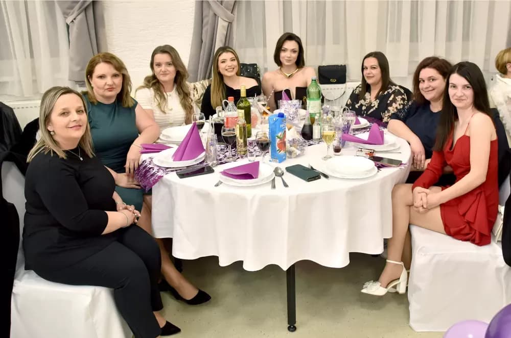 Veličke odbojkašice sa 200 kolegica slavile Dan žena, a dio prihoda daju humanitarno