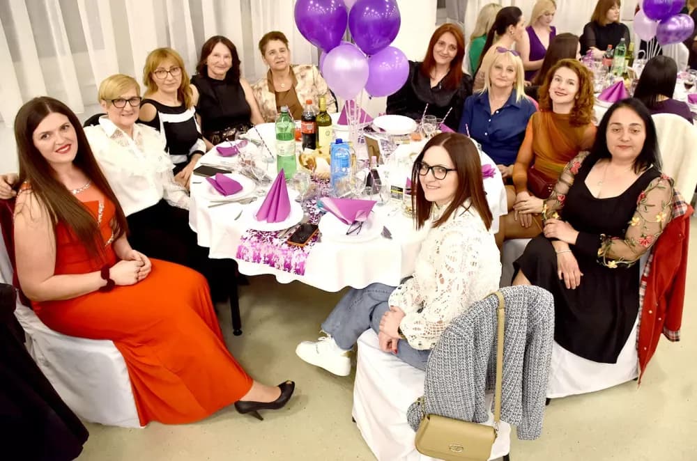 Veličke odbojkašice sa 200 kolegica slavile Dan žena, a dio prihoda daju humanitarno