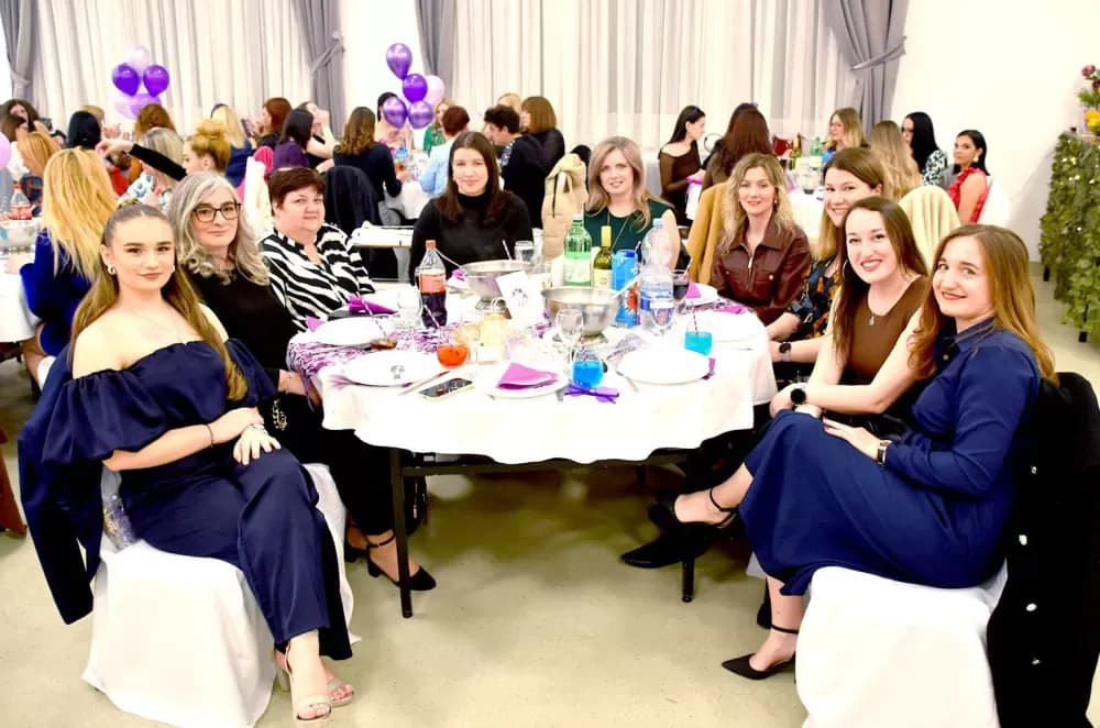 Veličke odbojkašice sa 200 kolegica slavile Dan žena, a dio prihoda daju humanitarno