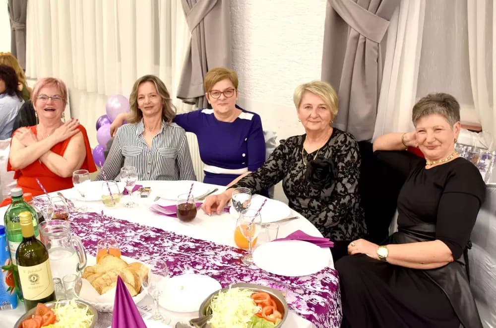 Veličke odbojkašice sa 200 kolegica slavile Dan žena, a dio prihoda daju humanitarno