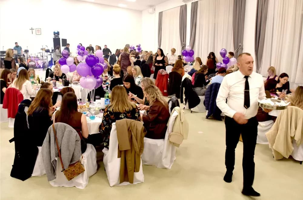 Veličke odbojkašice sa 200 kolegica slavile Dan žena, a dio prihoda daju humanitarno