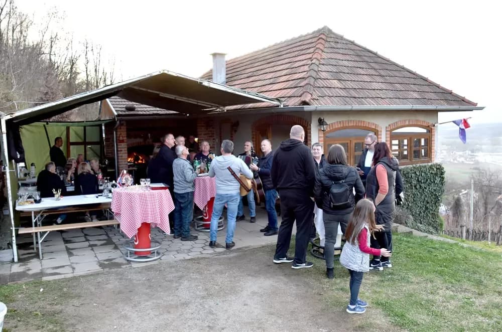 Pjesma, tradicija i vinogradarski ražanj podno Domovinskog križa