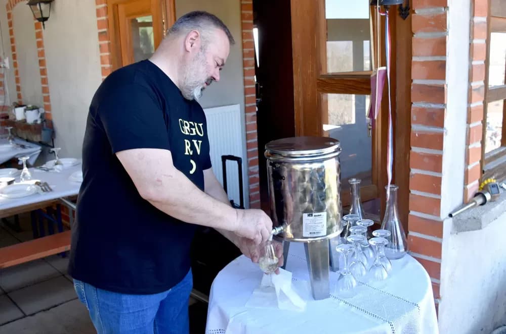 Pjesma, tradicija i vinogradarski ražanj podno Domovinskog križa