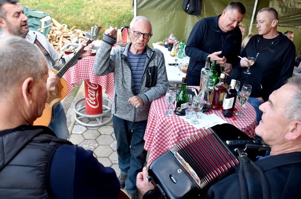 Pjesma, tradicija i vinogradarski ražanj podno Domovinskog križa