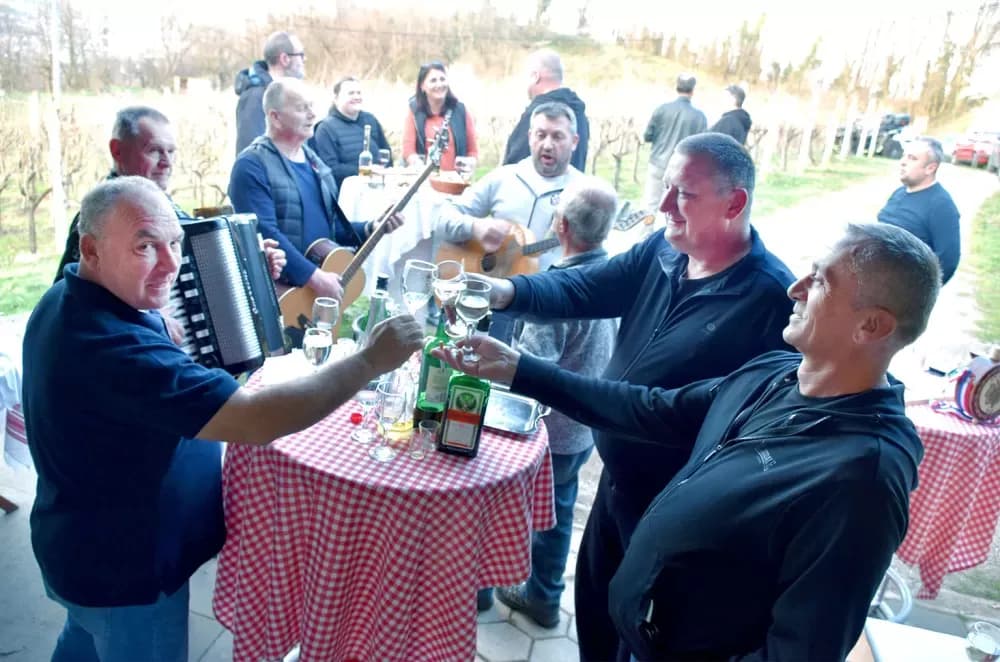 Pjesma, tradicija i vinogradarski ražanj podno Domovinskog križa