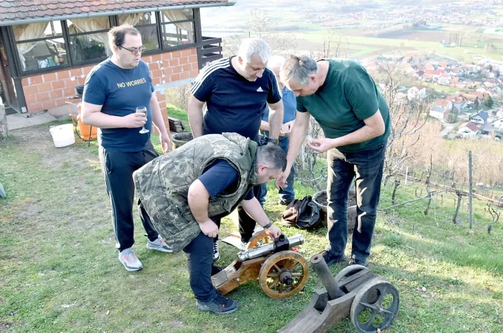 Mužari ponovo grmjeli ispod Domovinskog križa