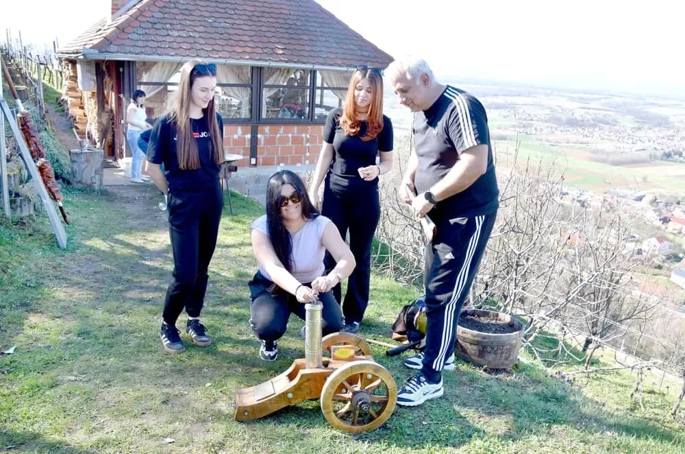 Mužari ponovo grmjeli ispod Domovinskog križa