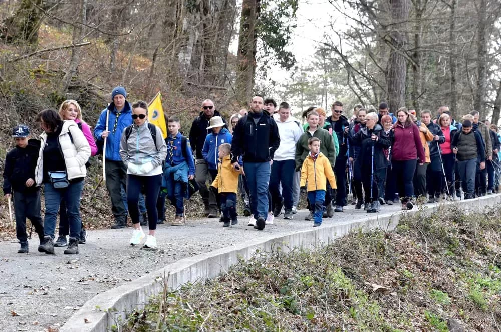 Tisuće planinara na Papučkim jaglacima pohode sedam staza