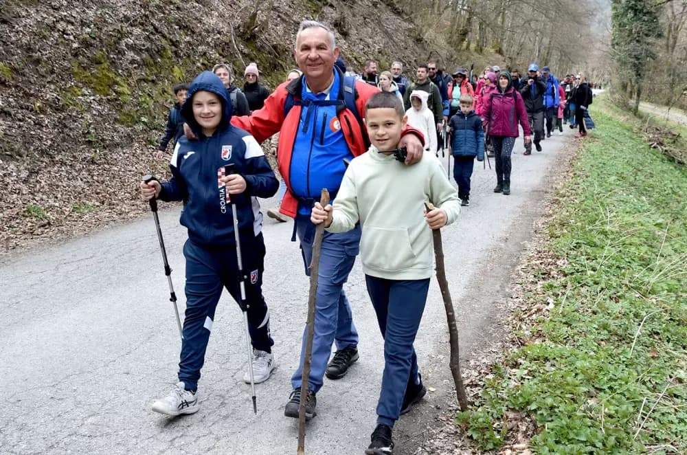 Tisuće planinara na Papučkim jaglacima pohode sedam staza