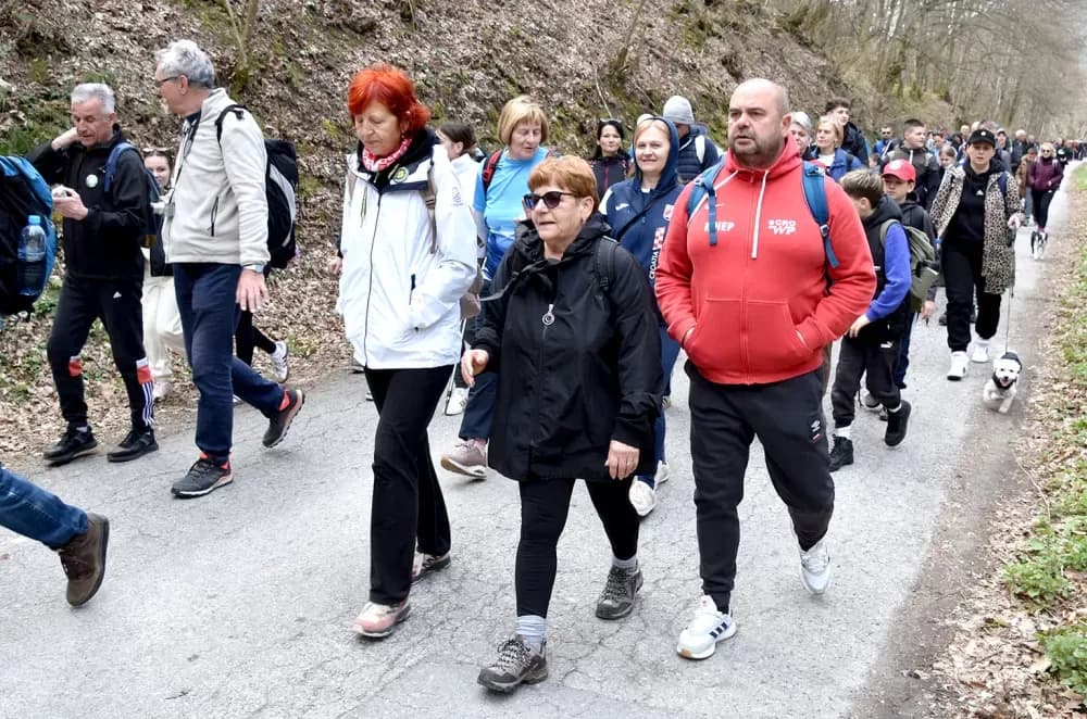 Tisuće planinara na Papučkim jaglacima pohode sedam staza