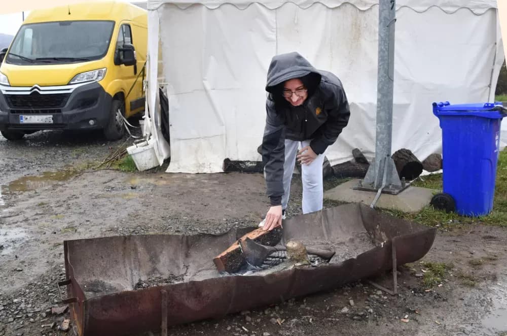 OTPOR KOJI NI NEVRIJEME NE SLAMA: Kutjevčanke na prvoj liniji blokade kompostane, rođendan slavljen pod udarima vjetra