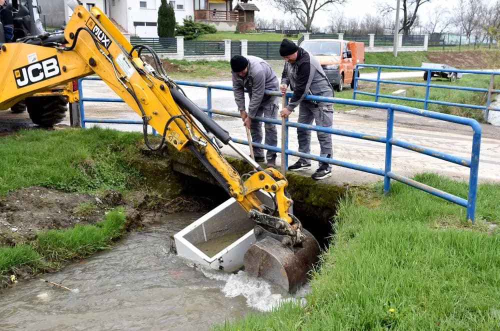 Brza intervencija u Komarovicima: Stari hladnjak zamalo potopio most