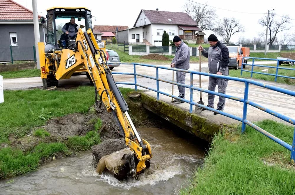 Brza intervencija u Komarovicima: Stari hladnjak zamalo potopio most