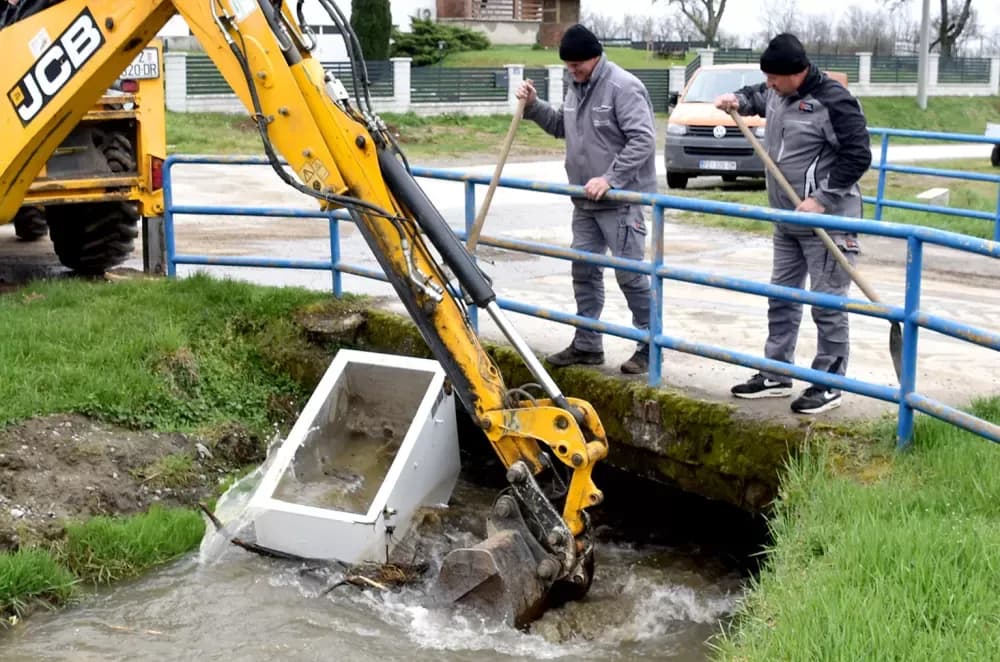 Brza intervencija u Komarovicima: Stari hladnjak zamalo potopio most