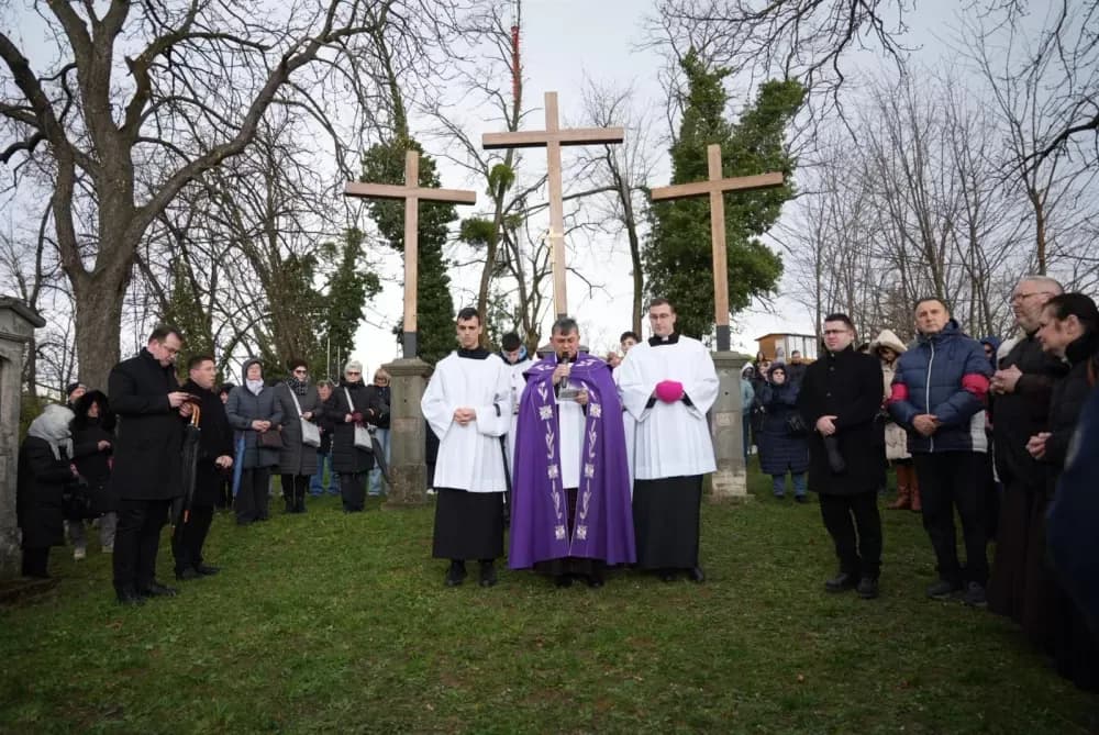 Križni put na požeškoj Kalvariji okupio brojne vjernike na Veliki petak