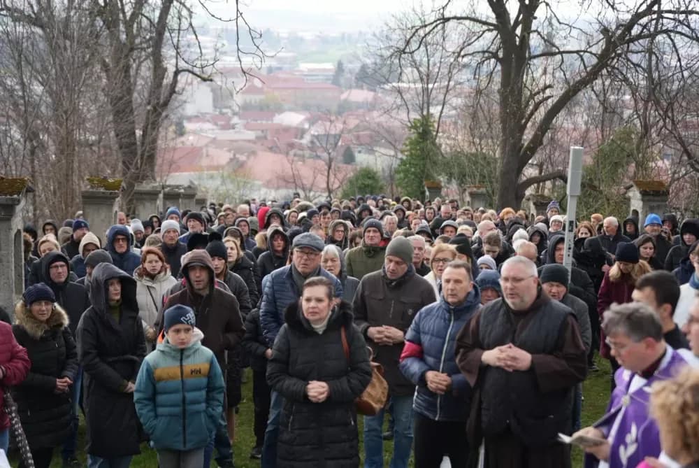 Križni put na požeškoj Kalvariji okupio brojne vjernike na Veliki petak