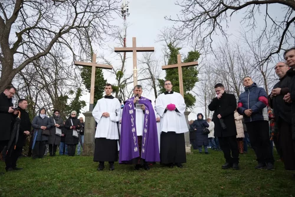 Križni put na požeškoj Kalvariji okupio brojne vjernike na Veliki petak