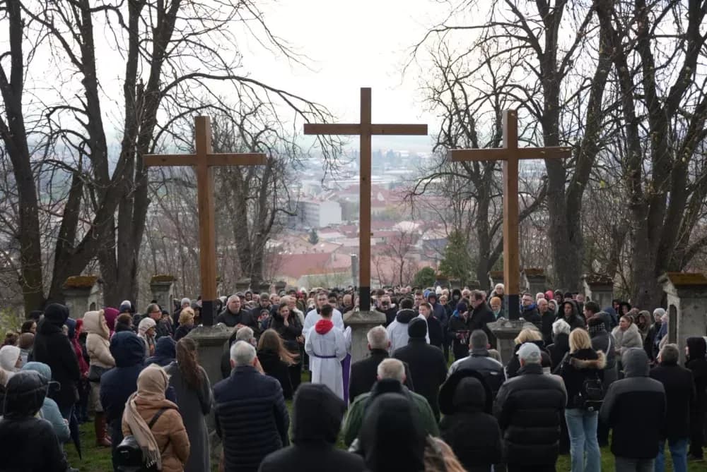 Križni put na požeškoj Kalvariji okupio brojne vjernike na Veliki petak