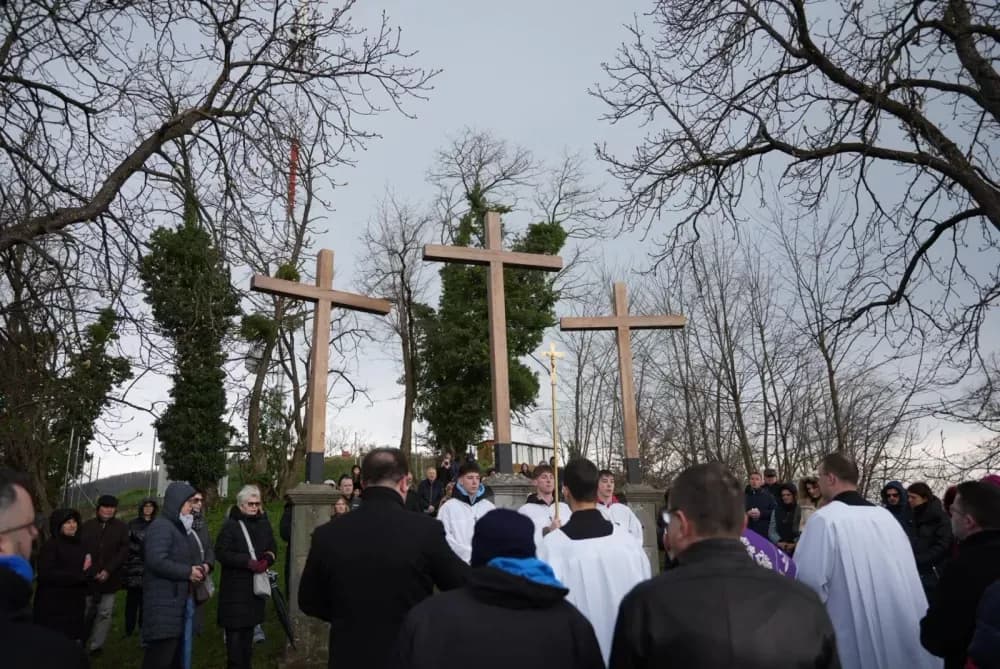 Križni put na požeškoj Kalvariji okupio brojne vjernike na Veliki petak