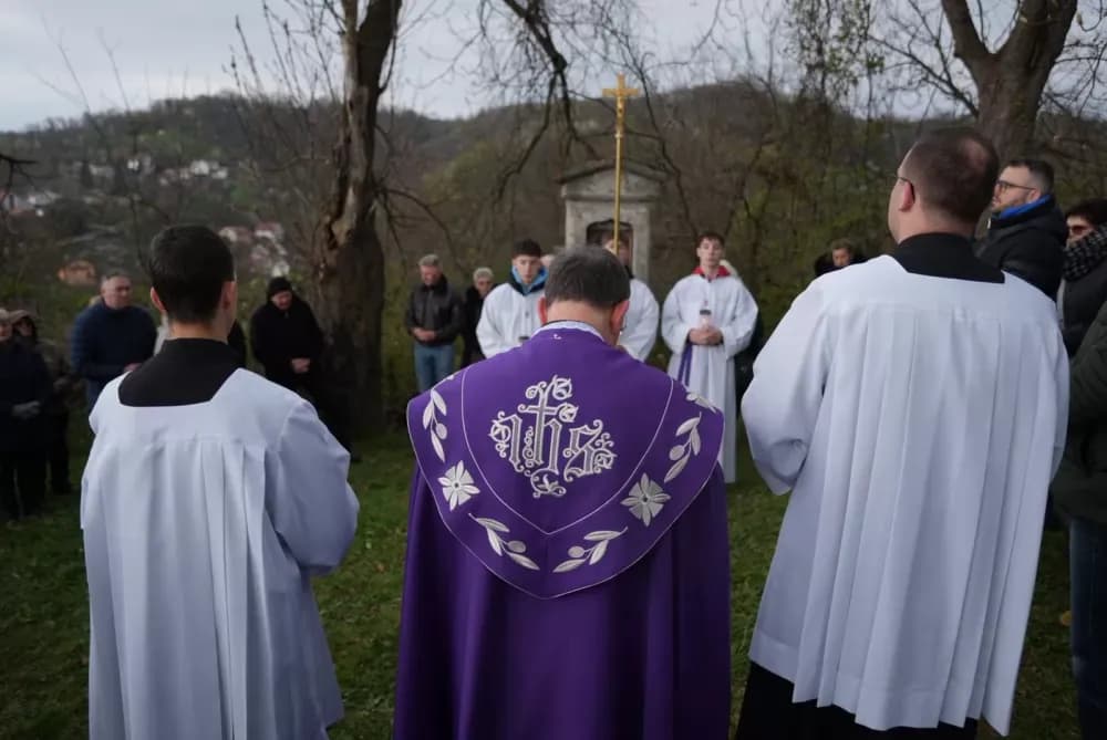 Križni put na požeškoj Kalvariji okupio brojne vjernike na Veliki petak