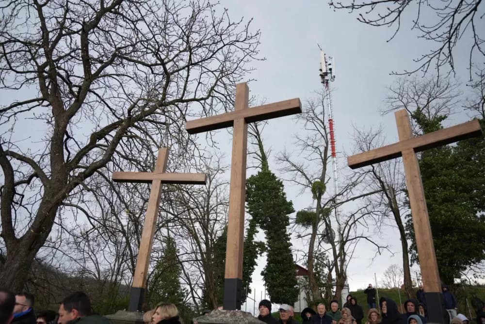 Križni put na požeškoj Kalvariji okupio brojne vjernike na Veliki petak