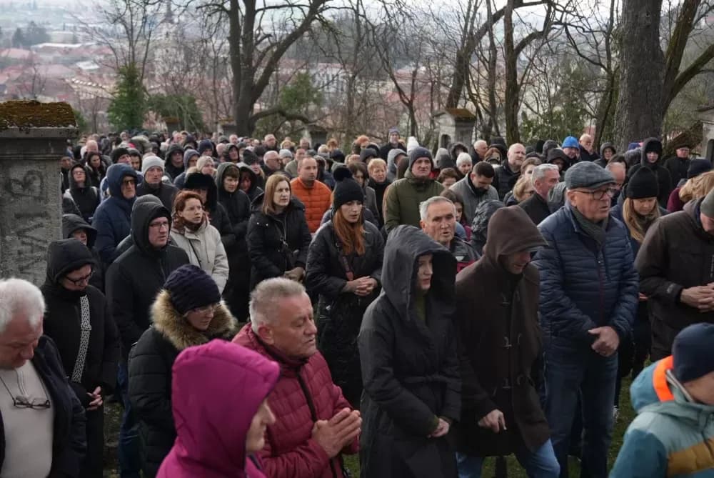Križni put na požeškoj Kalvariji okupio brojne vjernike na Veliki petak