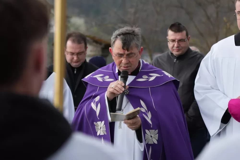 Križni put na požeškoj Kalvariji okupio brojne vjernike na Veliki petak