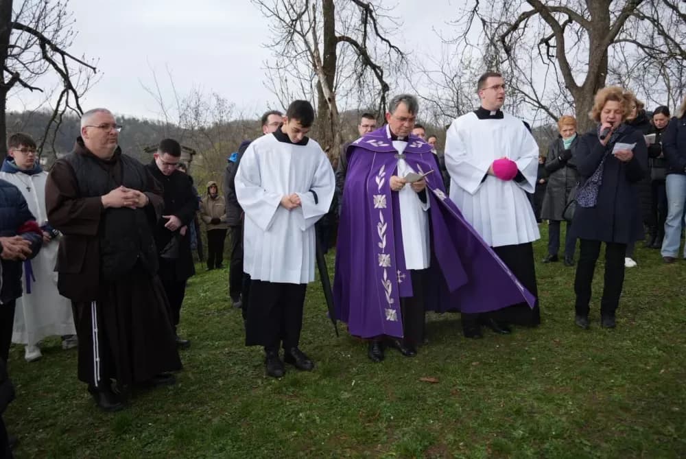 Križni put na požeškoj Kalvariji okupio brojne vjernike na Veliki petak