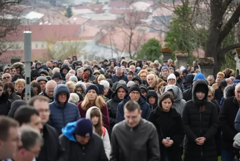 Križni put na požeškoj Kalvariji okupio brojne vjernike na Veliki petak