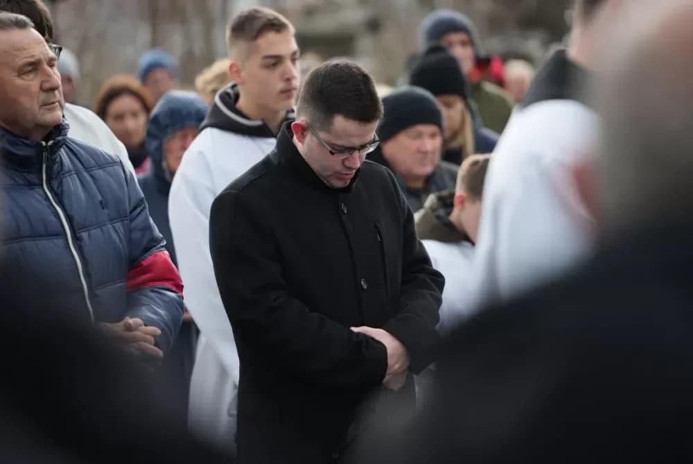 Križni put na požeškoj Kalvariji okupio brojne vjernike na Veliki petak
