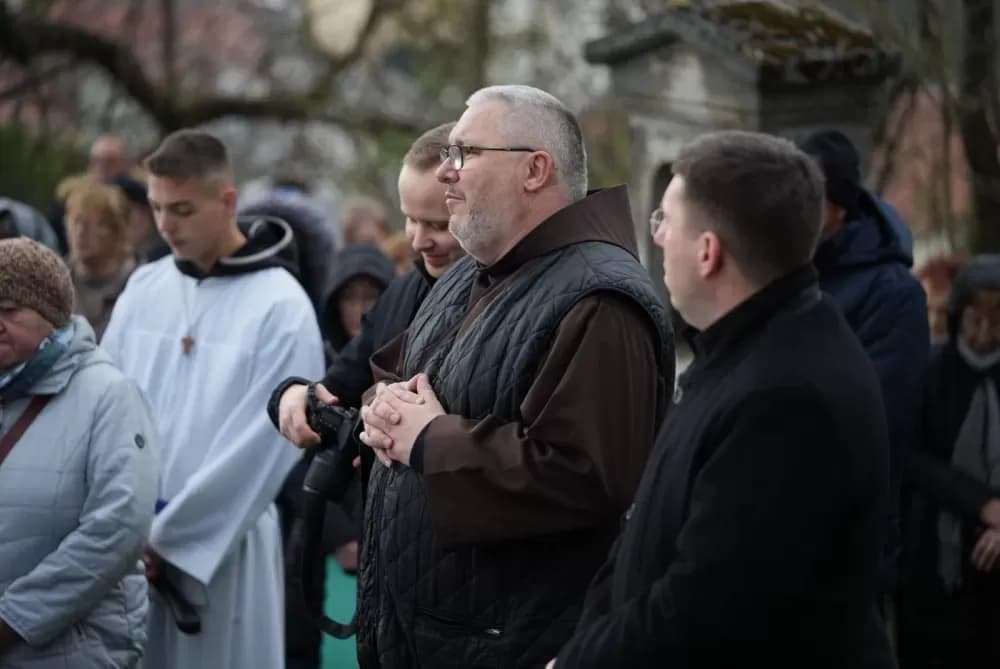Križni put na požeškoj Kalvariji okupio brojne vjernike na Veliki petak