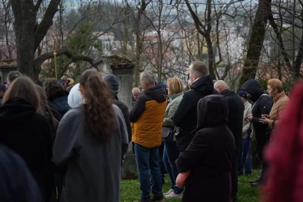 Križni put na požeškoj Kalvariji okupio brojne vjernike na Veliki petak