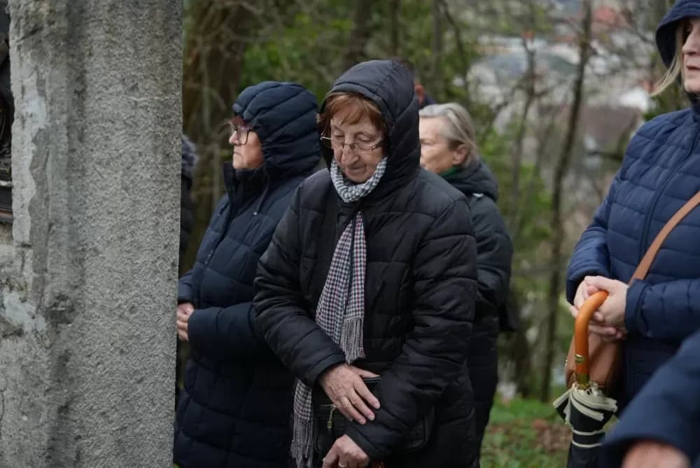 Križni put na požeškoj Kalvariji okupio brojne vjernike na Veliki petak